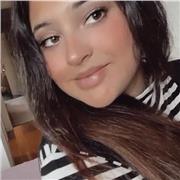 Profesora de ingles imparte clase a niños y jóvenes de todas las edades